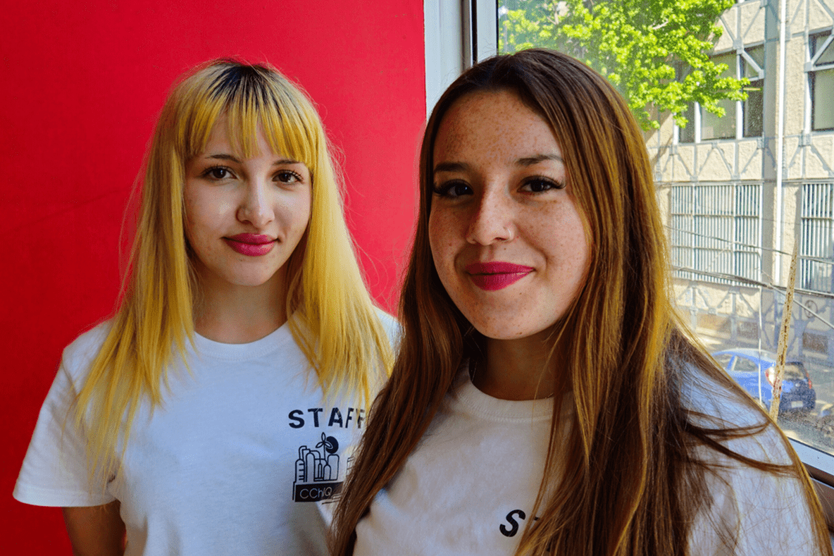 Laura Ulloa y Valentina Joannon, estudiantes de Ingeniería Civil Química e Ingeniería Civil Metalúrgica PUCV. Foto: InfoMINERÍA