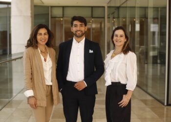 Directivos de Andes Atacama Relocation, de izquierda a derecha: Ximena Llanos - Comercio Exterior - Área: Tenancy Management, Luis Felipe Hidalgo - Abogado - UANDES - Área: Immigration Advisory, y María Elena Blanch - Ing. Comercial UAI - Área: Relocation. Foto: cedida.