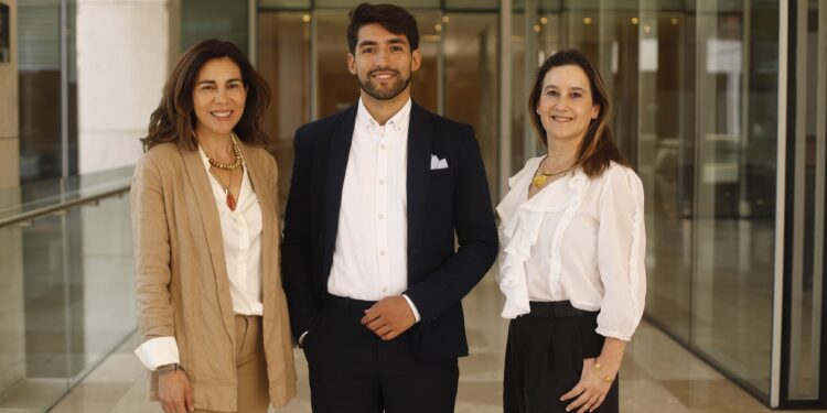 Directivos de Andes Atacama Relocation, de izquierda a derecha: Ximena Llanos - Comercio Exterior - Área: Tenancy Management, Luis Felipe Hidalgo - Abogado - UANDES - Área: Immigration Advisory, y María Elena Blanch - Ing. Comercial UAI - Área: Relocation. Foto: cedida.