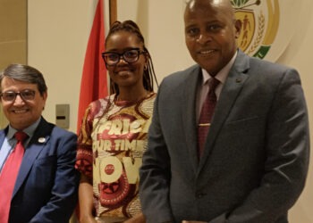 De izquierda a derecha: presidente de la Cámara Minera de Chile, Manuel Viera; presidenta de WIM South Africa, Mogaleadi Seabela; embajador de Sudáfrica en Chile, George Monyemangene. Foto: cedida