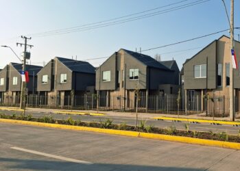 Viviendas del barrio La Platina en La Pintana (región Metropolitana), un proyecto urbano que integra espacios de encuentro y planificación territorial para fortalecer la cohesión comunitaria. Créditos: SERVIU