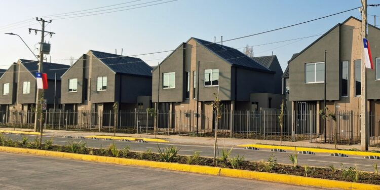 Viviendas del barrio La Platina en La Pintana (región Metropolitana), un proyecto urbano que integra espacios de encuentro y planificación territorial para fortalecer la cohesión comunitaria. Créditos: SERVIU