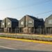 Viviendas del barrio La Platina en La Pintana (región Metropolitana), un proyecto urbano que integra espacios de encuentro y planificación territorial para fortalecer la cohesión comunitaria. Créditos: SERVIU