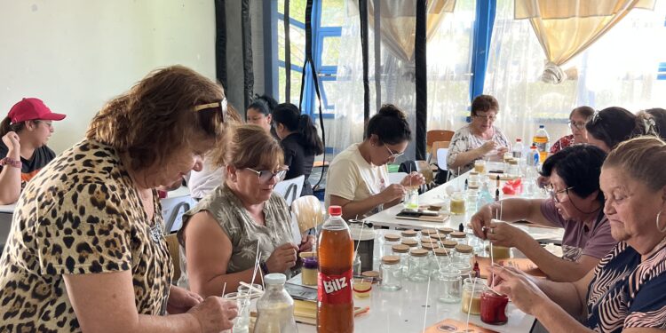 Mujeres de Taltal se capacitan en la transformación de aceite usado mediante innovadora tecnología de economía circular