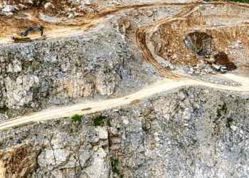 Riesgos en la cadena de suministro de minerales críticos por licencias y aranceles