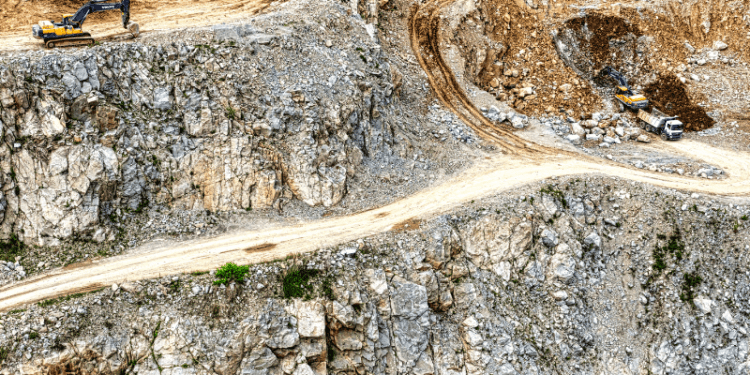 Riesgos en la cadena de suministro de minerales críticos por licencias y aranceles