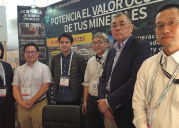 Parte del equipo de JX Nippon Mining & Metals en Chile. Foto: InfoMINERIA