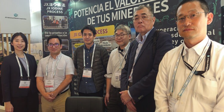 Parte del equipo de JX Nippon Mining & Metals en Chile. Foto: InfoMINERIA