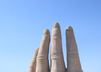 Escultura "Mano del Desierto" de Mario Irarrázabal al sur de Antofagasta. Foto: Cedida
