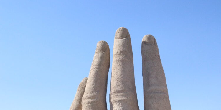 Escultura "Mano del Desierto" de Mario Irarrázabal al sur de Antofagasta. Foto: Cedida