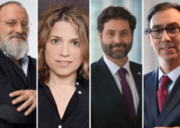 De izquierda a derecha: Bracey Wilson, ingeniero comercial; Carmen Luz Assadi, periodista; Julio Pertuzé, ingeniero civil y exsubsecretario de Economía; Raúl Figueroa, exministro de Educación. Créditos: cedida.