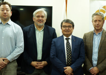 De izquierda a derecha: Rodrigo Astudillo, gerente comercial de Metaproject; Carlos Vallejos Morales, director de Programas de la UNAB; Manuel Viera, presidente de la Cámara Minera de Chile; y Álvaro Cepeda-Ortiz, director de Educación Continua y Servicios Corporativos de la UNAB. Créditos: cedida.