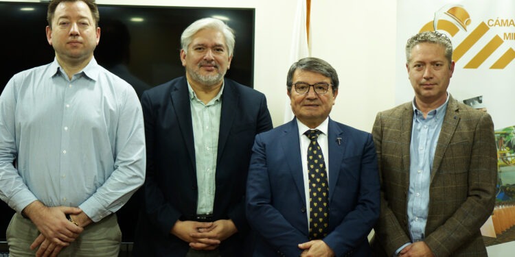 De izquierda a derecha: Rodrigo Astudillo, gerente comercial de Metaproject; Carlos Vallejos Morales, director de Programas de la UNAB; Manuel Viera, presidente de la Cámara Minera de Chile; y Álvaro Cepeda-Ortiz, director de Educación Continua y Servicios Corporativos de la UNAB. Créditos: cedida.