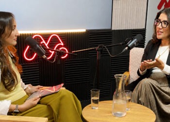 Josefina Stavrakopulos, conductora de Historias que Escalan, conversa con Jacqueline González, jefa de Desarrollo e Innovación de ME Elecmetal. Créditos: cedida.