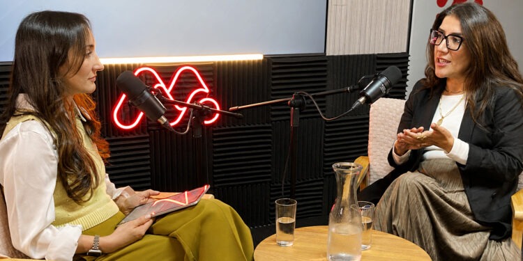 Josefina Stavrakopulos, conductora de Historias que Escalan, conversa con Jacqueline González, jefa de Desarrollo e Innovación de ME Elecmetal. Créditos: cedida.