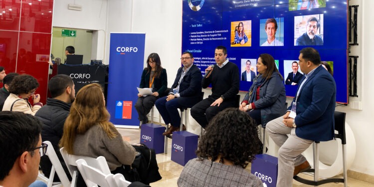 Panel sobre economía circular y gestión integral de residuos mineros durante el Summit Tecnológico de Valorización y Economía Circular 2026. Créditos: cedida