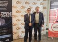 El presidente de la Cámara Minera de Chile, Manuel Viera, junto a Eduardo Schumann (a la derecha), autor del libro World-Class Maintenance Playbook, durante el lanzamiento de la obra técnica en Santiago. Créditos: InfoMINERIA.