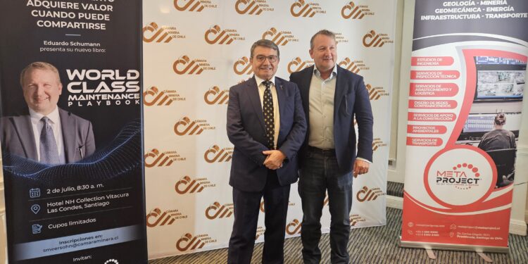 El presidente de la Cámara Minera de Chile, Manuel Viera, junto a Eduardo Schumann (a la derecha), autor del libro World-Class Maintenance Playbook, durante el lanzamiento de la obra técnica en Santiago. Créditos: InfoMINERIA.