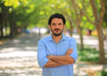 "charla UAI sobre cibernética regulatoria en el mercado energético chileno"