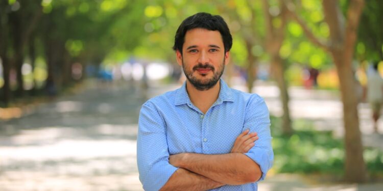 "charla UAI sobre cibernética regulatoria en el mercado energético chileno"