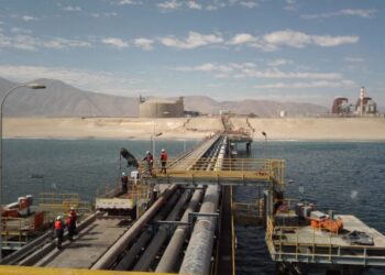 alt: "desalinización de agua de mar para la gran minería y su infraestructura eléctrica"