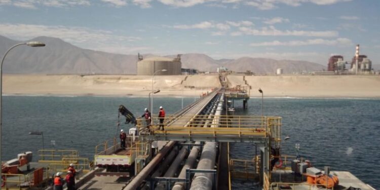 alt: "desalinización de agua de mar para la gran minería y su infraestructura eléctrica"