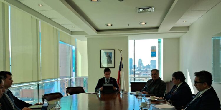 alt: "la Cámara Minera de Chile se reúne con el subsecretario de Minería Álvaro González"