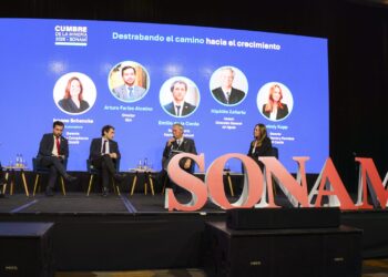 Panel de expertos y autoridades debatiendo durante la Cumbre de la Minería 2026.