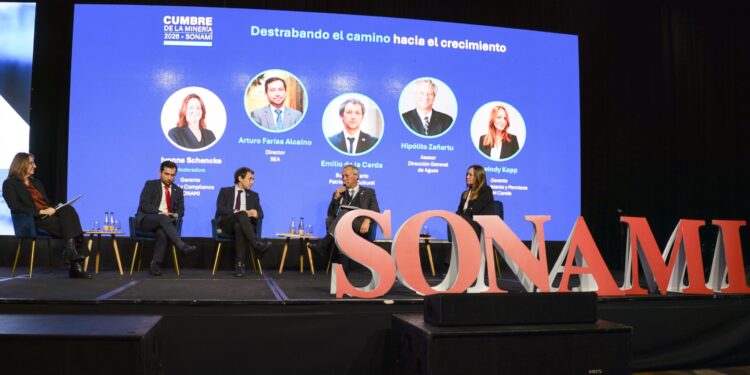 Panel de expertos y autoridades debatiendo durante la Cumbre de la Minería 2026.