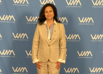alt: "Claudia Azola, gerenta de Seguridad y Sustentabilidad de ENAMI, reconocida en el WIM 100"