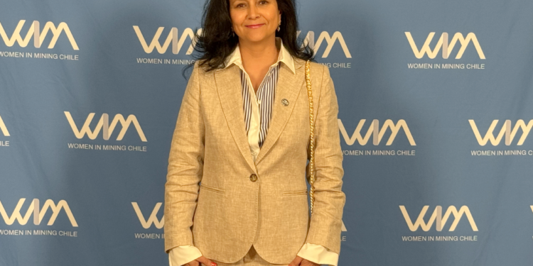 alt: "Claudia Azola, gerenta de Seguridad y Sustentabilidad de ENAMI, reconocida en el WIM 100"