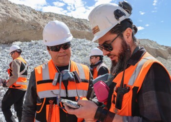 Grupo de geólogos de BHP Ministro Hales observando el rajo de la mina.