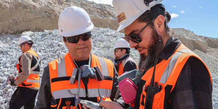 Grupo de geólogos de BHP Ministro Hales observando el rajo de la mina.