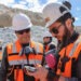 Grupo de geólogos de BHP Ministro Hales observando el rajo de la mina.