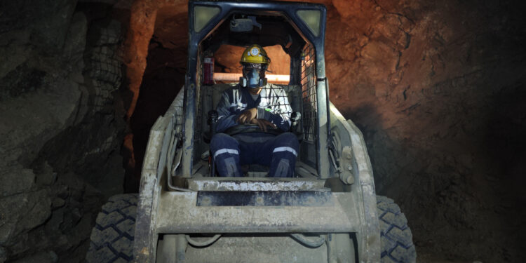 Mineros utilizando nueva maquinaria financiada por los Fondos PAMMA 2026.