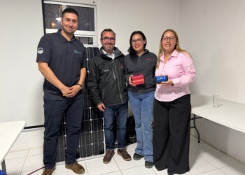 alt: "Codelco entrega kits fotovoltaicos de emergencia a familias de la Junta de Vecinos Sol del Desierto en Calama"