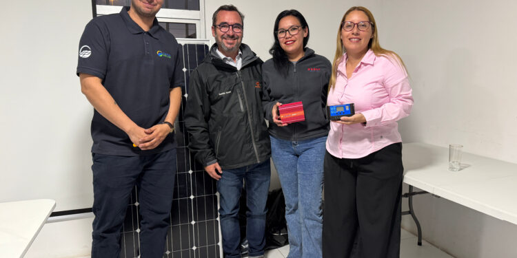 alt: "Codelco entrega kits fotovoltaicos de emergencia a familias de la Junta de Vecinos Sol del Desierto en Calama"