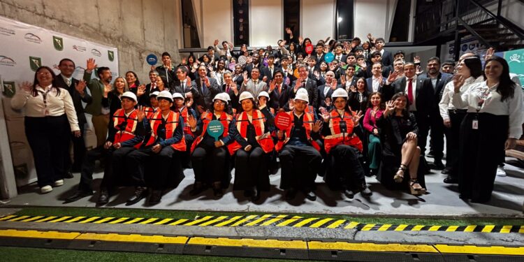 alt: "lanzamiento de la Academia Minera del Semillero LomasLab de Glencore en Antofagasta"