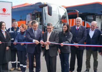 alt: "buses eléctricos de Codelco Ventanas, 100% de electromovilidad en el transporte de trabajadores"