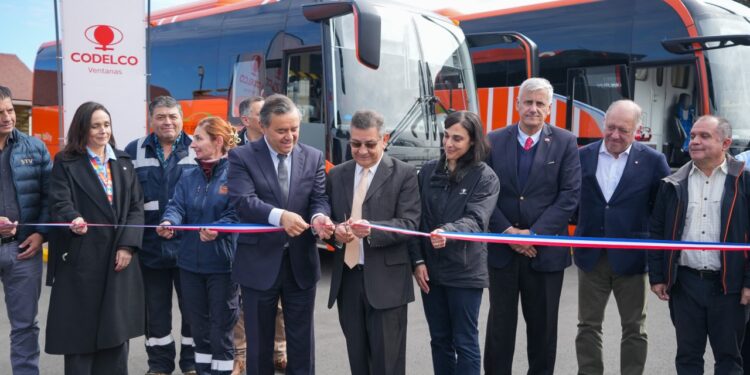 alt: "buses eléctricos de Codelco Ventanas, 100% de electromovilidad en el transporte de trabajadores"