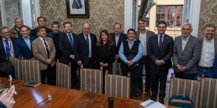 alt: "reubicación de trabajadores tras la suspensión de Andes Norte en la División El Teniente de Codelco"