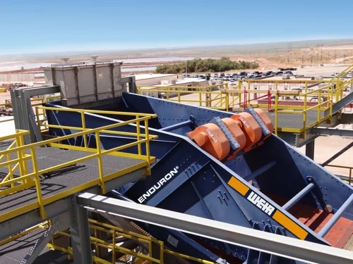 alt: "medios de harneado ENDURON de Weir en un harnero horizontal"