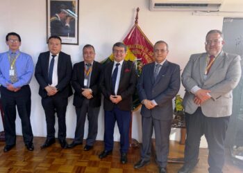 alt: "Manuel Viera, de la Cámara Minera de Chile, expone sobre minerales críticos en La Paz, Bolivia"