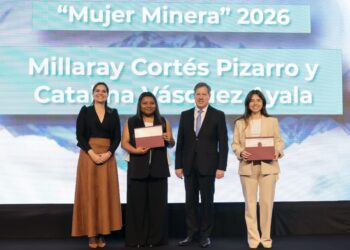 alt: "beneficiarias de la Beca Mujer Minera de la Fundación SONAMI en 2026"