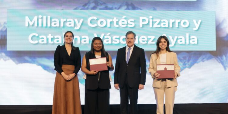 alt: "beneficiarias de la Beca Mujer Minera de la Fundación SONAMI en 2026"