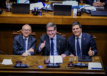 alt: "el Senado aprueba la reforma a las patentes mineras que afecta a la pequeña minería"
