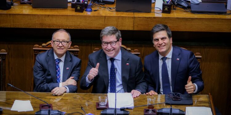 alt: "el Senado aprueba la reforma a las patentes mineras que afecta a la pequeña minería"