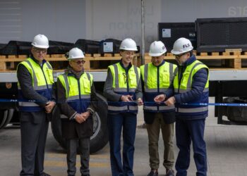 Ejecutivos de FLS en el primer despacho con sello Low Carbon Product en Casablanca