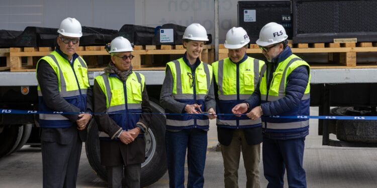 Ejecutivos de FLS en el primer despacho con sello Low Carbon Product en Casablanca