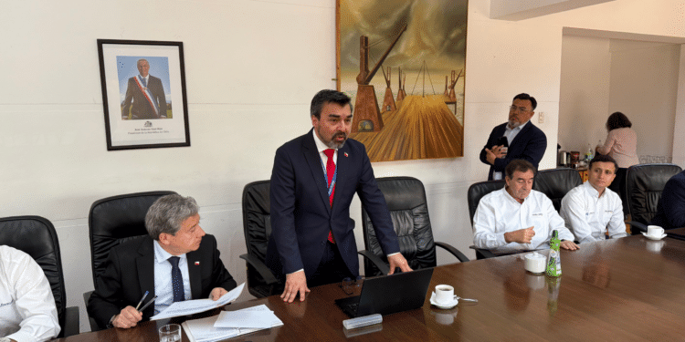 alt: "Sernageomin refuerza la seguridad minera en Antofagasta con empresas, gremios y parlamentarios"